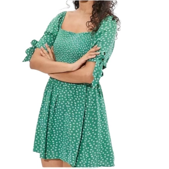 AMERICAN EAGLE, NWOT, GREEN PRINT MINI DRESS WITH SMOCKED TOP & FULL SKIRT.SIZEM - Picture 1 of 8